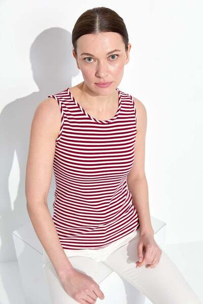 Desen Triko Γυναικείο μπλουζάκι με ριγέ λουράκι με λαιμόκοψη κόκκινο