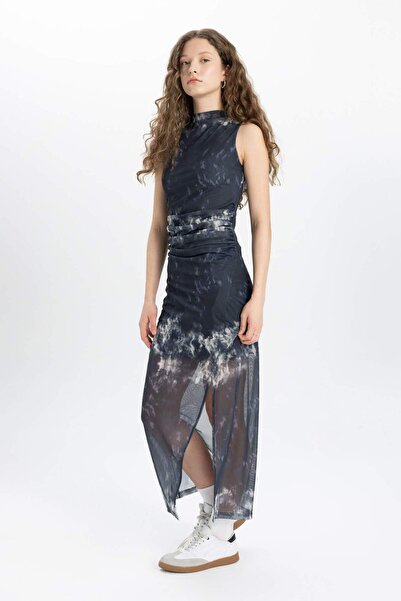 DeFacto فستان طويل بدون أكمام من التول بطبعة الباتيك وفتحة رقبة على شكل حرف V...