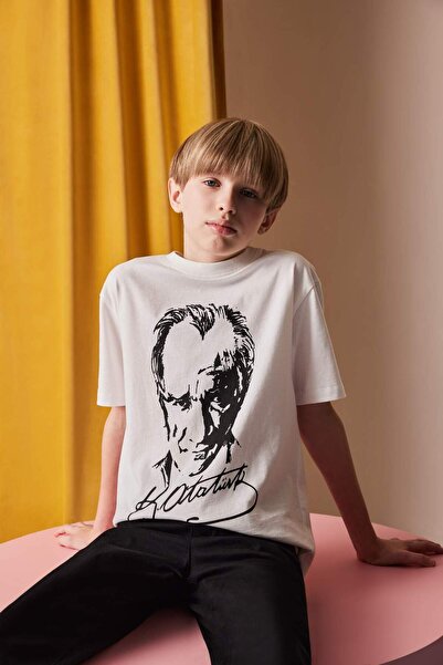 DeFacto Tricou alb cu mânecă scurtă cu imprimeu Ataturk pentru băiat Tycflyw9...