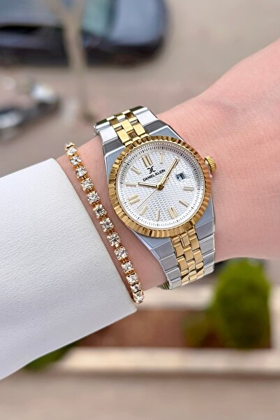 Daniel Klein ساعة يد نسائية وسوار ذهبي اللون مقاس 30 ملم مع حزام قابل للتعديل