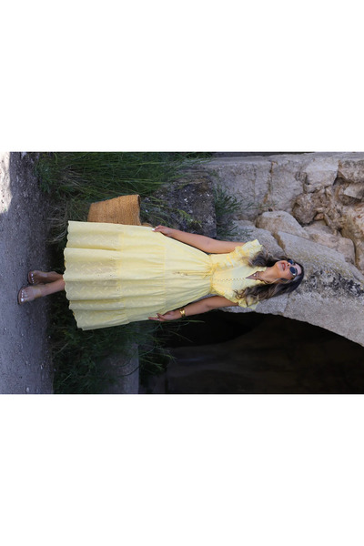 bytugcekaya Sarı Önü Fırfırlı Sıfır Kol Fisto Elbise