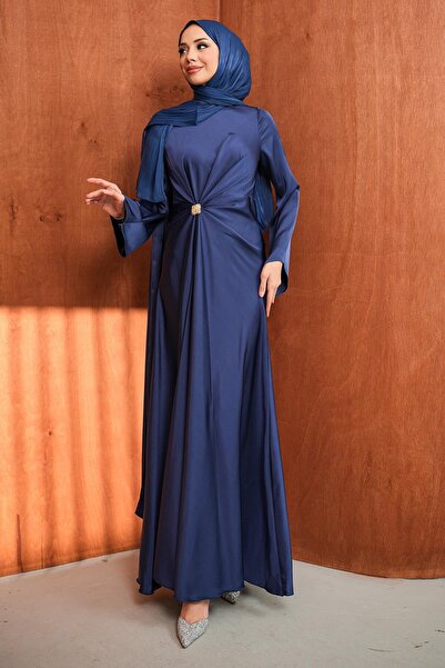İmajButik Rochie de seară din satin drapat albastru închis cu pelerină în față