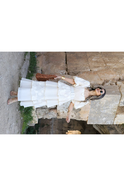 bytugcekaya فستان بيج بطبقات وأكمام بالونية مع حزام