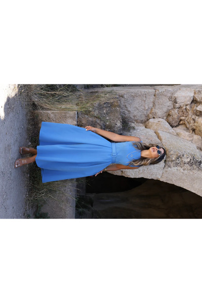 bytugcekaya Rochie albastra evazata cu decolteu - Curea Detaliata