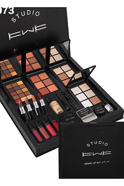 KWK طقم ستوديو حيث تتحول ملامحكِ إلى لوحة فنية خالدة دللي نفسكِ مع مجموعة Studio