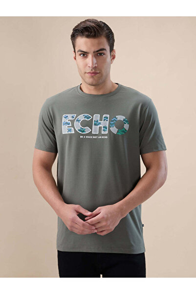 STATUS QUO تيشيرت زيتوني فاتح بطبعة جرافيكية على الصدر، بقصة عادية