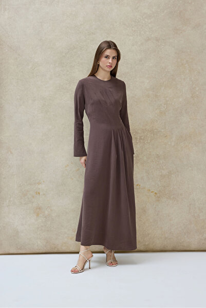 Birgül Bektaş Καφέ φόρεμα με λεπτομέρεια από πλισέ ύφασμα