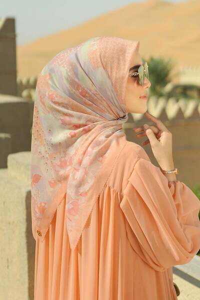 Buttonscarves وشاح مربع الشكل بتصميم الليلة العربية - سبايس