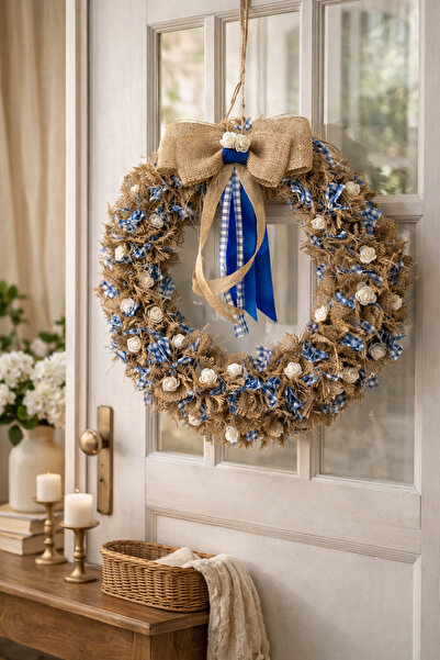 zeynep süs ev Mavi Kurdeleli Hasır Kapı Süsü – Dekoratif Çiçekli Kapı Çelengi