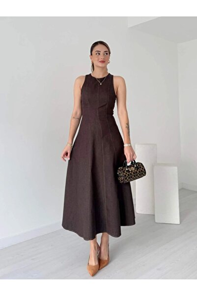 Vesua فستان دينيم بأكمام قصيرة مع خياطة متباينة