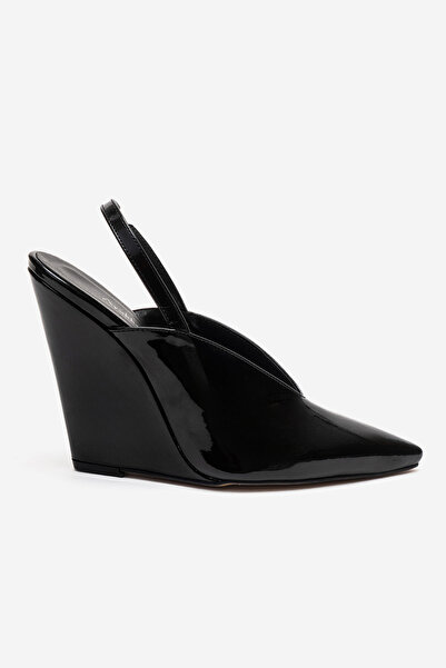 Ayakkabı Ateşi Μαύρα δερμάτινα γυναικεία παπούτσια με ανοιχτή πλάτη Σφηνοειδέ...