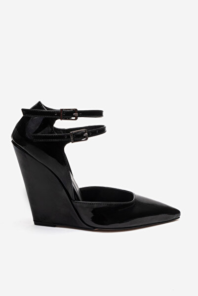 Ayakkabı Ateşi Pantofi de damă din piele lăcuită neagră cu vârf ascuțit, cu s...