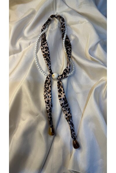 BUSİELLE JEWELRY Leopar Desenli İnci Detaylı Fular Kolye
