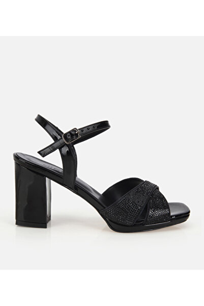 Hotiç Kadın Rugan Siyah Taş Detaylı Bilekte Topuklu Sandalet