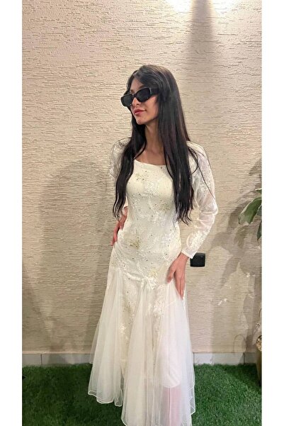 lisa A charming white dress that combines classic elegance with modern touches.