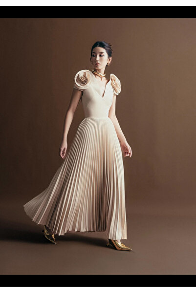 Generic فستان بيج بكسرات وورود على الاكتاف