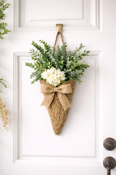 ecrella Rustik Hasır Kapı Süsü Sepeti – Okaliptus ve Beyaz Çiçekli Jüt Kurdel...