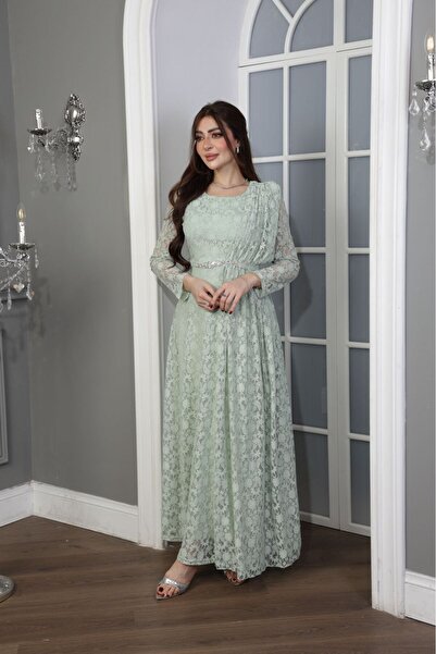 ٌRominz fashion إطلالة العيد: فستان دانتيل بتصميم كلاسيكي