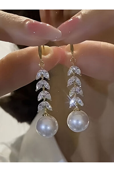 Take Two By Styli أقراط على شكل ورقة شجر مرصعة بالكريستال واللؤلؤ الصناعي