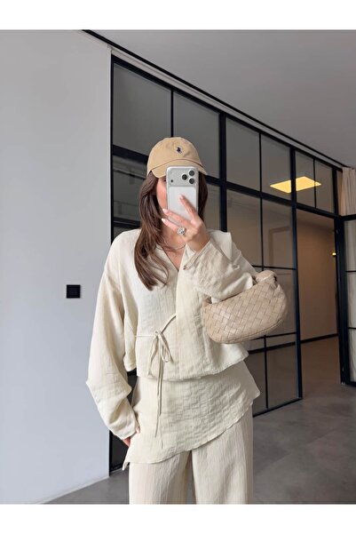 BB Bensu Buyruk BLUZĂ CU ȘNURURI ȘI DETALII ȘAL, SET PANTALONI BEJ