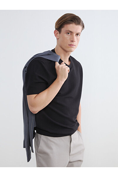 LC Waikiki Nevavm Oval Collar Men's Textured T-Shirt with a Difference