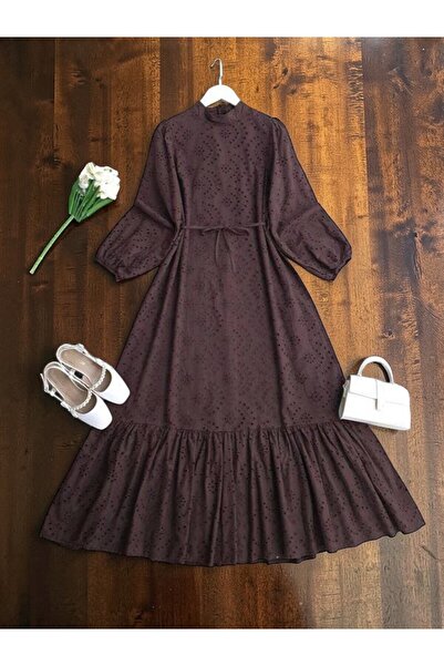 ŞAHİN TESETTÜR GİYİM HAKİM YAKA ALTI FIRFIRLI ASTARLI BRODE ELBİSE 2420