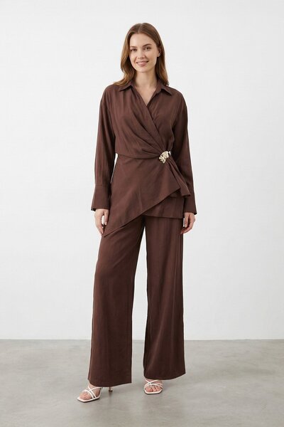 Loreen طقم بنطلون نسائي بأزرار على الجهتين بتفاصيل ربط ياقة قميص - 20748TKS -...