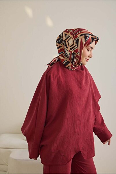 Silk Home وشاح تيفيل حرير IST 11505-03 نمط هندسي باللون الأحمر الداكن