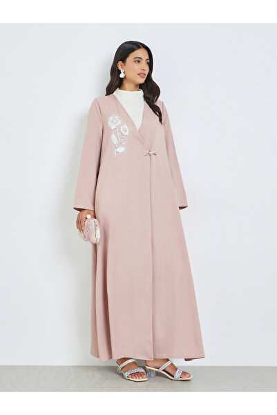 Amirah By Styli عباية وردية اللون مرصّع بالخرز بالخرز مع زر حلقي