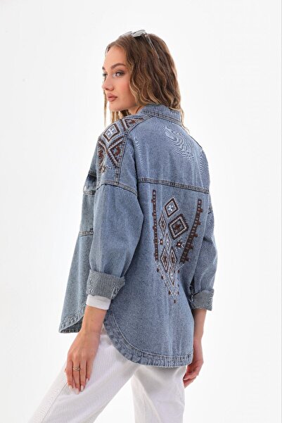 UTDU OMUZUNDA VE SIRTINDA ETNİK DESEN OLAN KOT CEKET