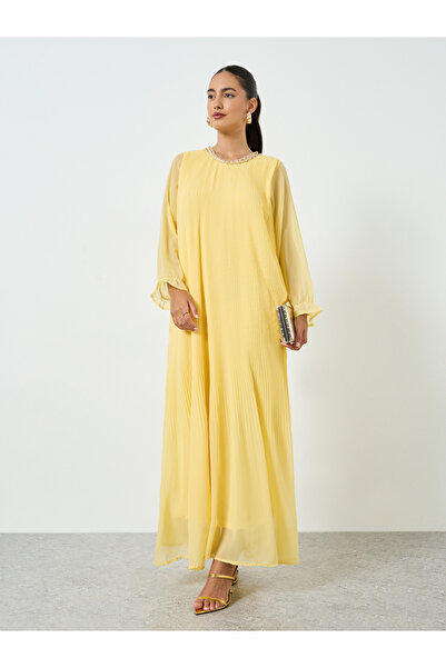 Amirah By Styli جلابية بتفاصيل دانتيل صفراء