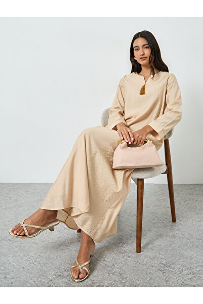 Amirah By Styli جلابية بطبعة فويل متعرجة باللون البيج