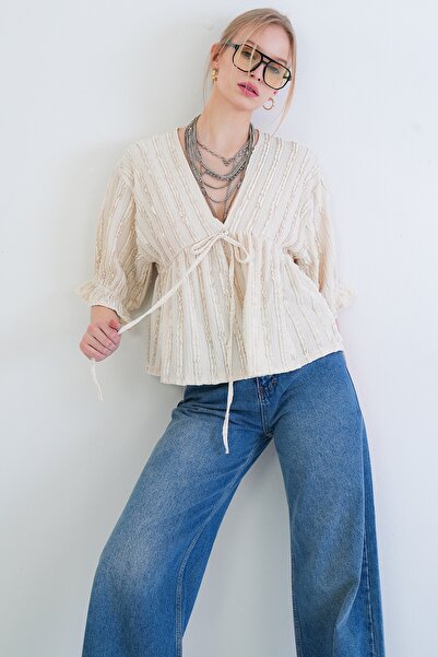 Trend Alaçatı Stili Γυναικεία εκρού μπλούζα με λαιμόκοψη V και τριών τετάρτων...