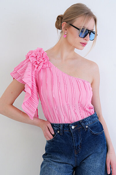 Trend Alaçatı Stili Bluză roz pentru femei cu detaliu pe umăr nasturi la spat...