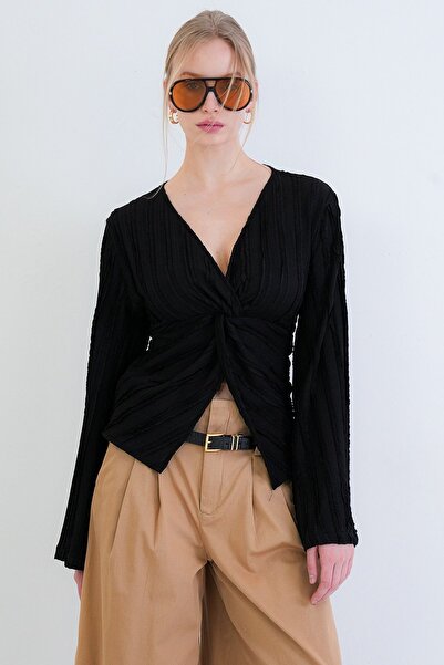 Trend Alaçatı Stili Γυναικεία μαύρη μπλούζα με λαιμόκοψη V και λεπτομέρεια απ...