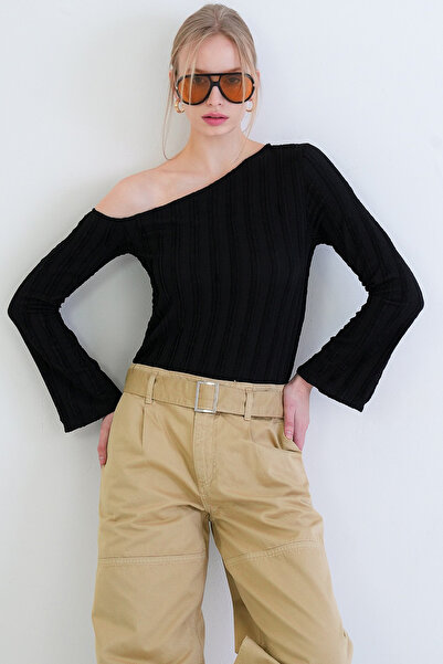 Trend Alaçatı Stili Black One-Shoulder Spanish Ruffle Fabric Blouse