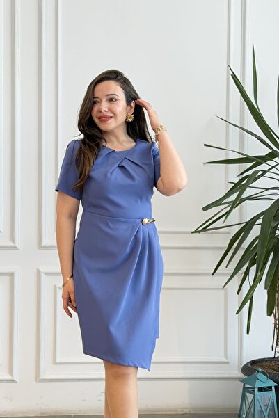 yb yağmur butik Κοντομάνικο φόρεμα Beli Με μεταλλικό αξεσουάρ