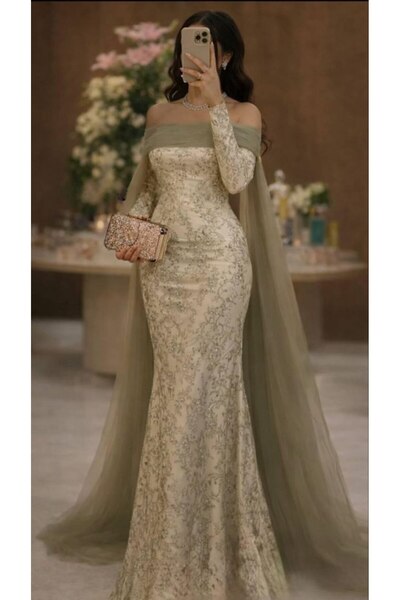 lisa فستان سهرة ملكي يجمع بين الفخامة والرقي، مصمم باللون الأبيض العاجي المزي...