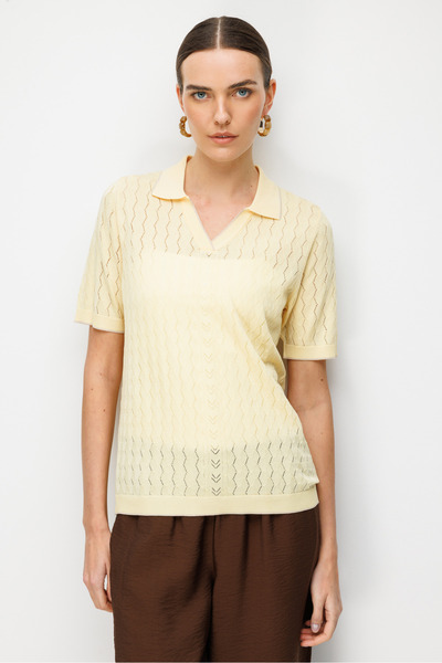 Desen Triko Γυναικεία πλεκτή μπλούζα με λεπτή διάτρητη λαιμόκοψη πόλο σε κίτρ...