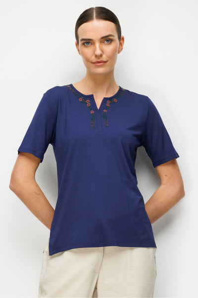 Desen Triko Γυναικείο μπλουζάκι με ανοιχτό γιακά, κέντημα λουλουδιών, χτενισμ...