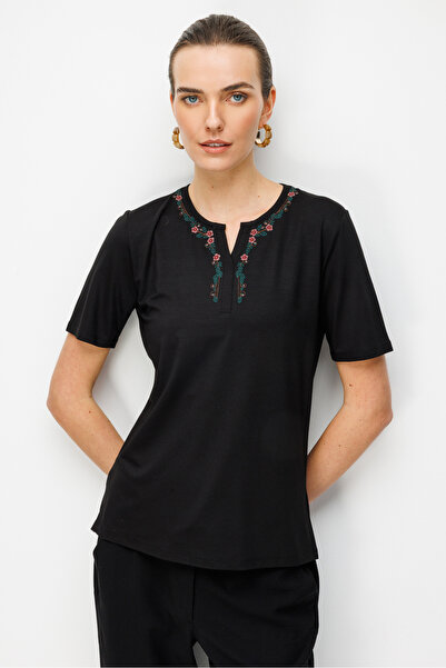 Desen Triko Γυναικείο μπλουζάκι με ανοιχτό γιακά, κέντημα λουλουδιών, χτενισμ...