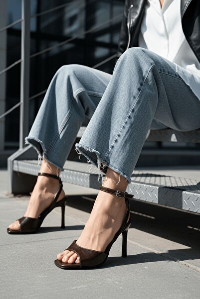 DİVOLYA لفافة كاحل سارة براون متجعدة (8 سم) مقدمة مربعة حذاء بكعب