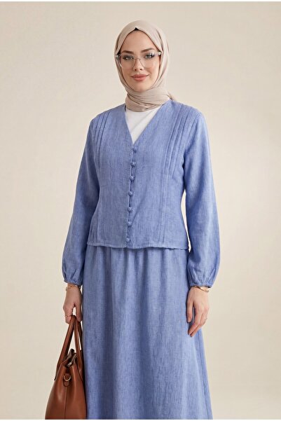 HİJABAYA Λεπτομέρεια με πιέτες με λαιμόκοψη V και κουμπιά στο μπροστινό μέρος...