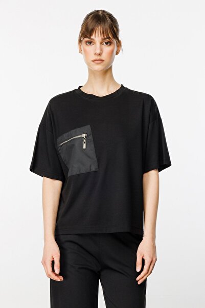 On Fashion بلوزة نسائية برقبة دائرية بجيوب - أسود