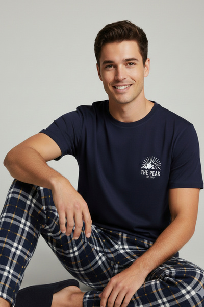 İPEKTENİM The Peak Yazı ve Dağ Baskılı Ekose Desenli Kısa Kol Erkek Pijama Takımı