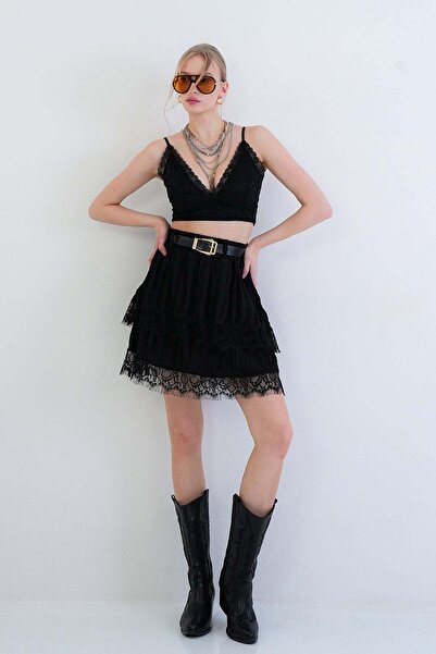 Trend Alaçatı Stili Μαύρη δερμάτινη δαντελωτή μίνι φούστα με ζώνη και στρώσεις