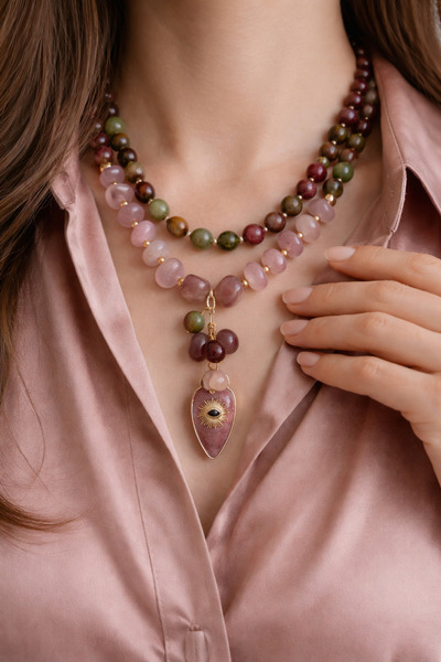 Takkı by Handan Akik taşı ve gül kuvars taşı ile tasarlanmış tasarım kolye ,k...