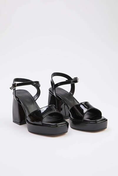 TRENDYOL SHOES Schwarze Damen-Sandalen mit Absatz TAKSS26TO00062