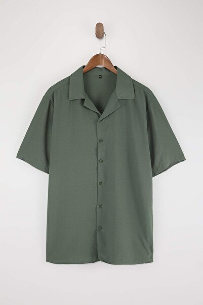 Trendyol Collection Khakifarbenes Oversize-Herrenhemd in Übergröße TMNSS26AX0...