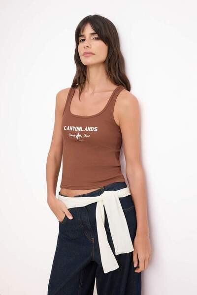 ترينديول كوليكشن قميص بدون أكمام بقصة ضيقة وياقة دائرية وقابل للتمدد ومحبوك ب...